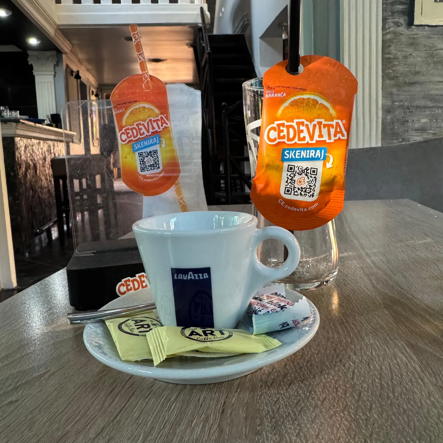 Cedevita narandža - osvežavajući napitak u kafiću Art Žitište