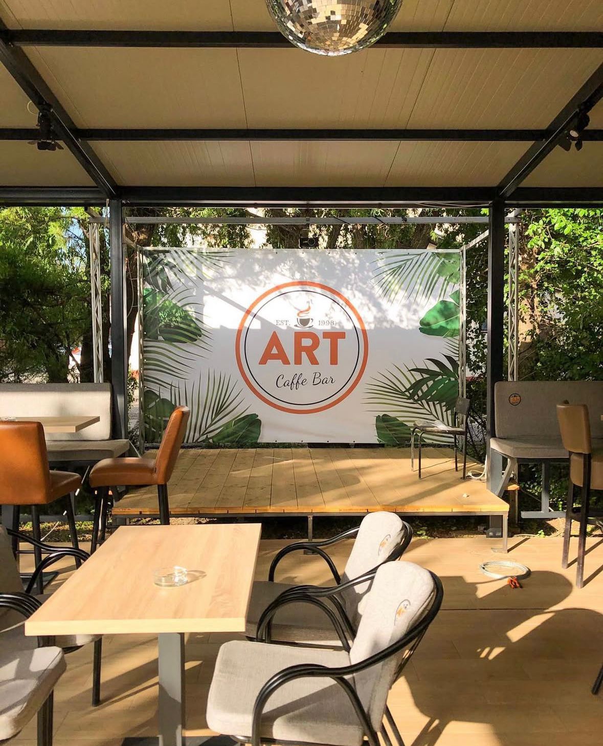 Unutrašnji ambijent Caffe Bar Art Žitište - moderan i prijatan prostor za druženje