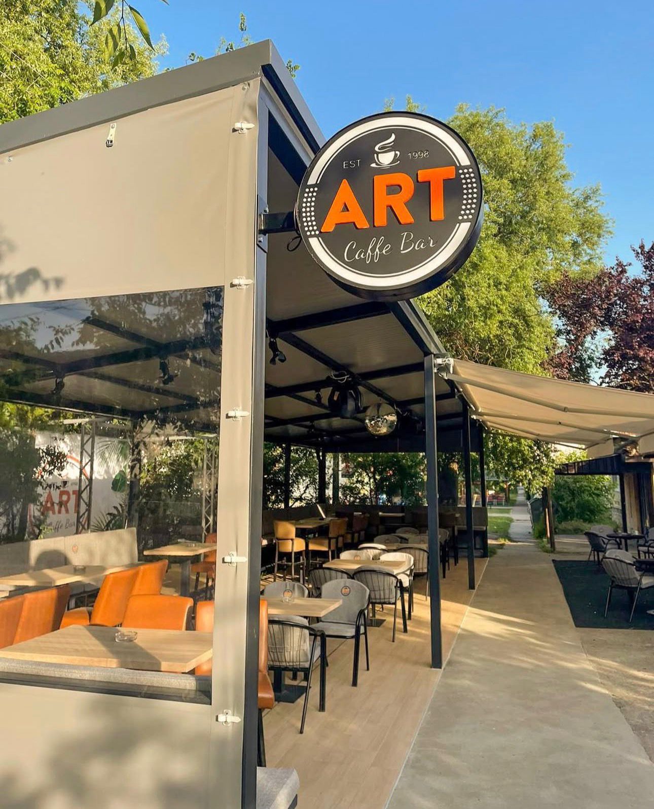 Prepoznatljiv znak Caffe Bar Art u centru Žitišta na Trgu Oslobođenja
