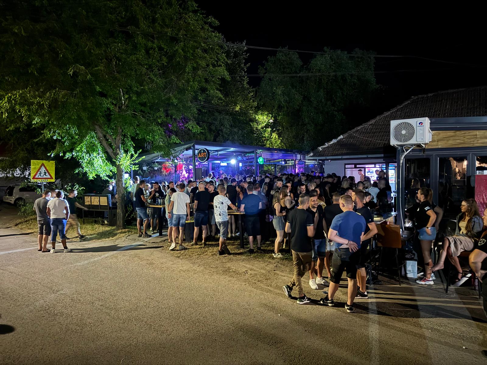 Večernji ambijent bašte Caffe Bar Art - savršeno za provod u Žitištu