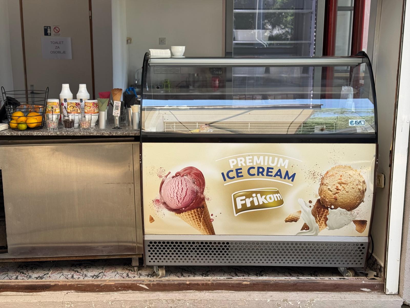 Detalji enterijera Caffe Bar Art - toplina i udobnost u Žitištu