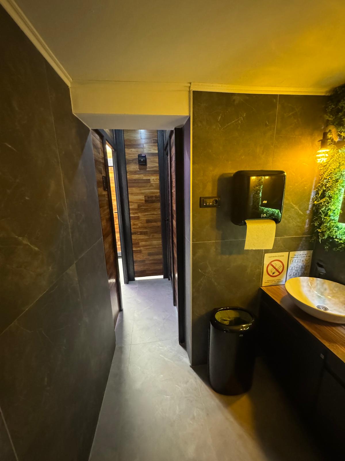 Bar šank Caffe Bar Art sa širokim izborom pića